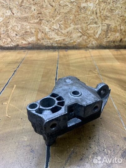 Кронштейн двигателя передний Volkswagen Golf 4 AGN