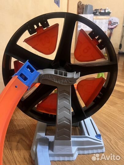 Hot Wheels Круговое противостояние GJM77