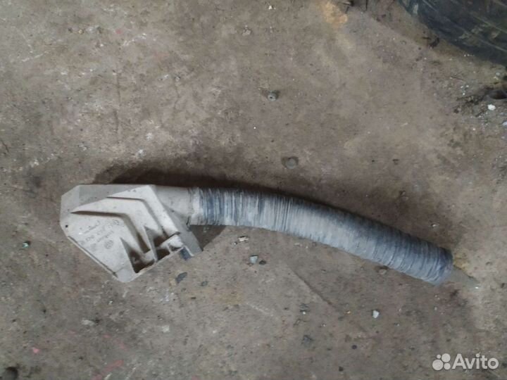 Кронштейн и патрубок фильтра Пассат В4