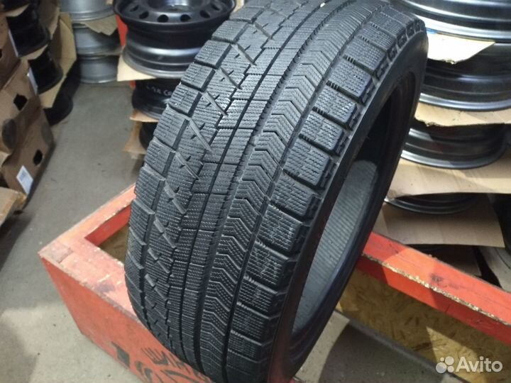 Bridgestone Blizzak VRX 235/45 R17