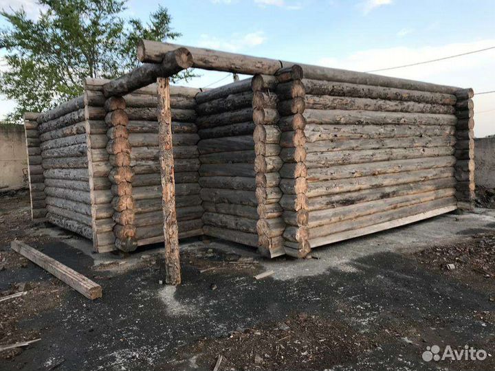 Сруб дома из бревна ручной рубки в чашу