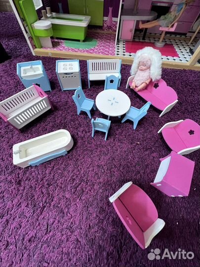 Кукольный домик с мебелью и куклами