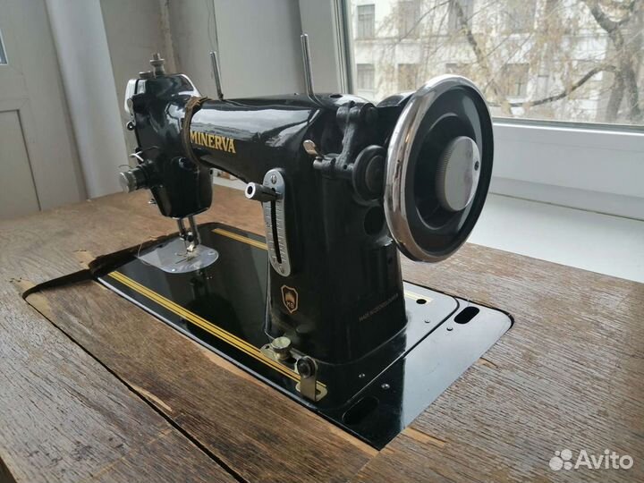 Швейная машина Minerva со станиной