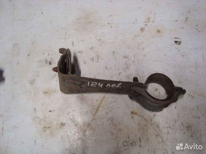 Крепление стабилизатора переднее левое W124