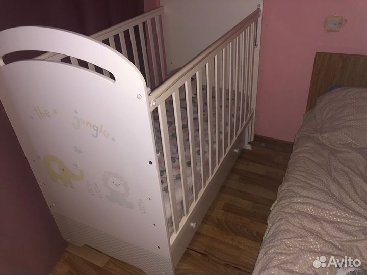 Детская кроватка с маятником и ящиком