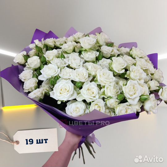 Букет белых кустовых роз 40 см 21 шт