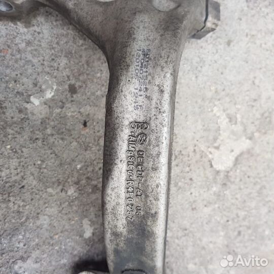 Передний поворотный кулак левый Audi A6C6 4