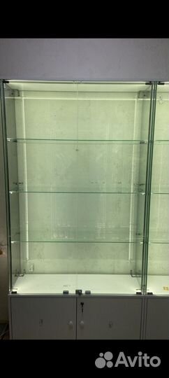 Стеклянные витрины с подсветкой