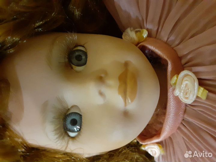 Кукла фарфоровая