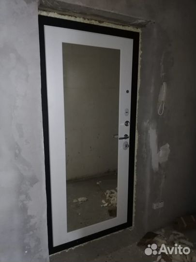 Дверь с зеркалом входная