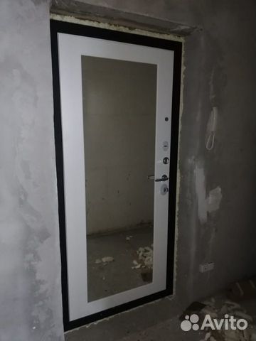 Дверь с зеркалом входная