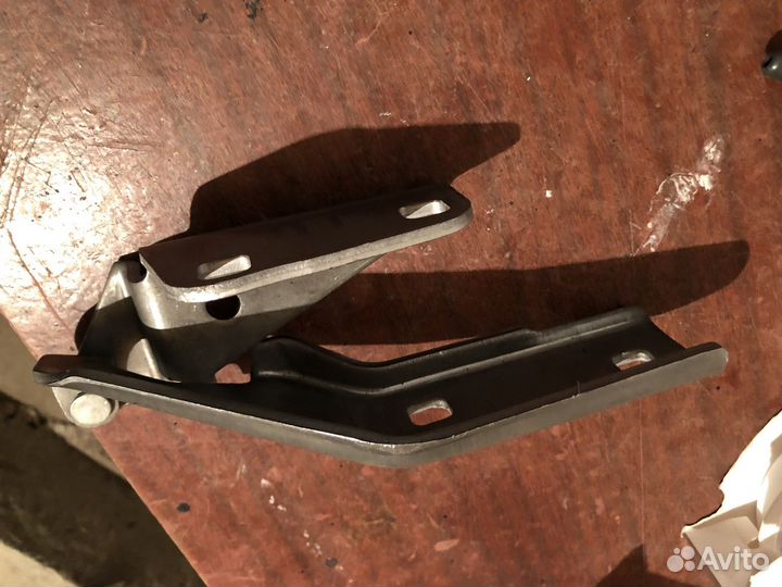 Петля капота на приору, новая 1 шт