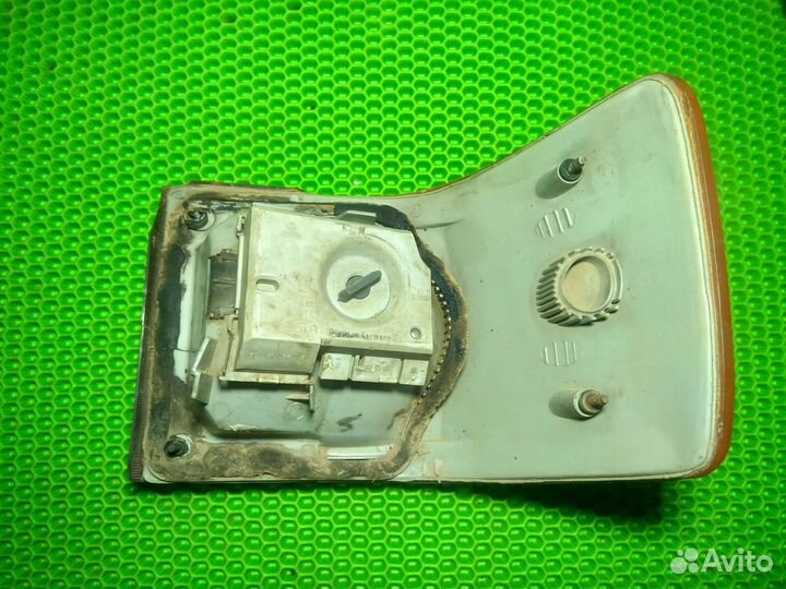 Задний левый фонарь Audi 80 b3