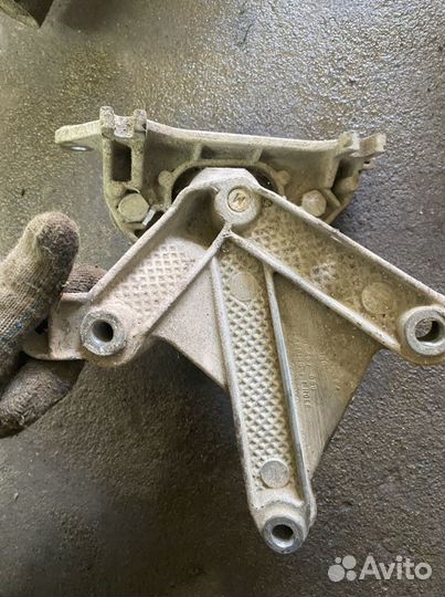 Кронштейн крепления опоры МКПП Renault logan1