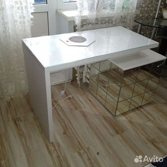 Маникюрный стол с вытяжкой