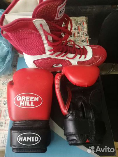 Боксерские перчатки и ботинки