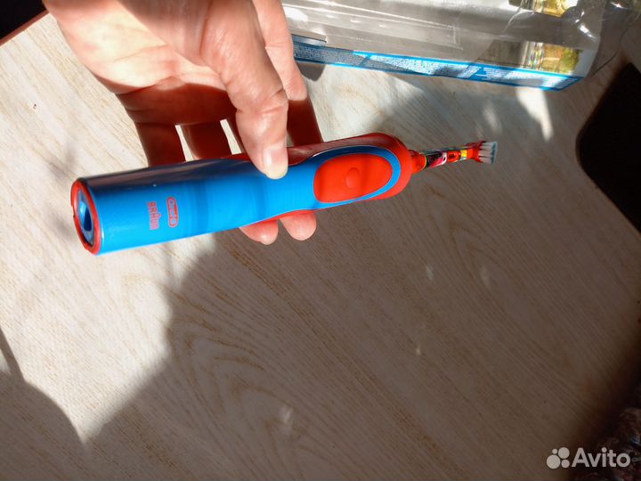 Электрическая зубная щётка