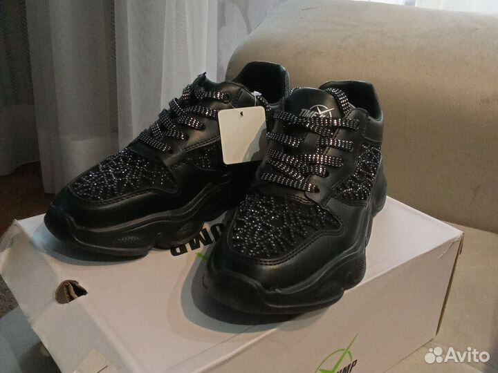 Кроссовки женские новые 37