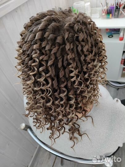 Модель на афрокудри