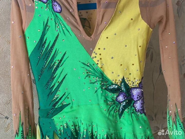 Платье 122 128-зеленое; розовое-104-110