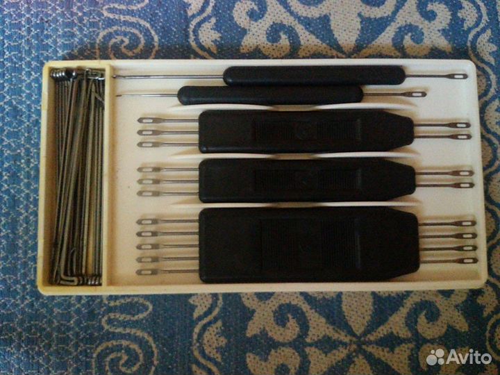 Набор игл и деккеров для ручных вязальных машин