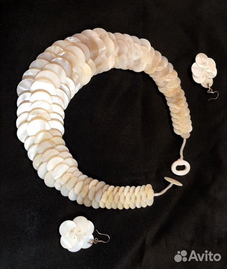 Колье с сережками из перламутра новое