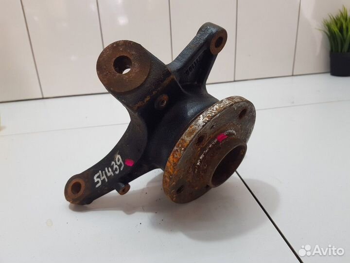 Кулак поворотный передний левый