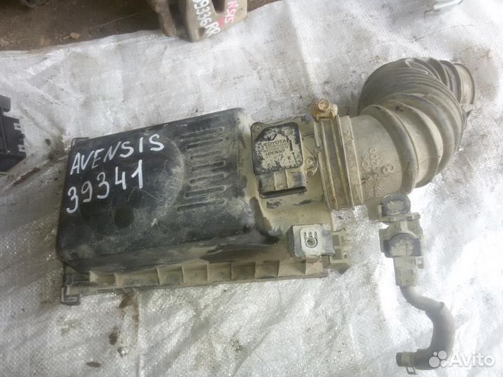 Корпус воздушного фильтра Toyota Avensis