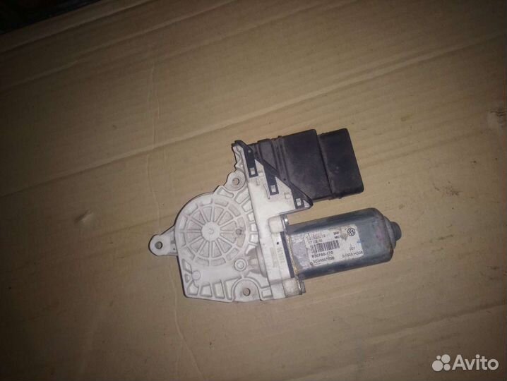 Моторчик стеклоподъемника левый volkswagen jetta 6
