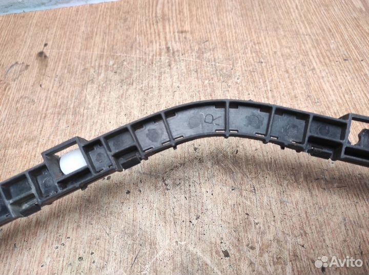 Кронштейн заднего бампера правый Honda Accord VI