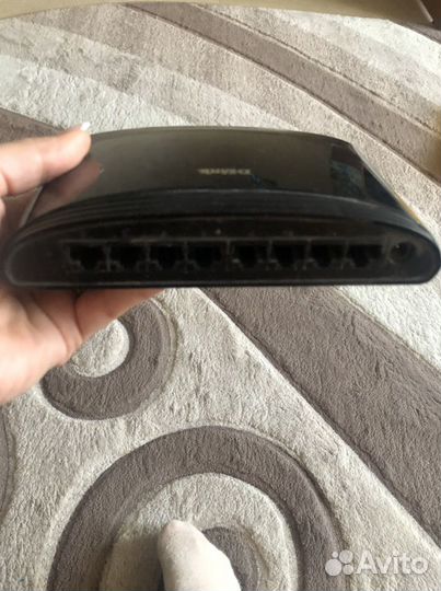 Продаю коммутатор D-link DES-1008D