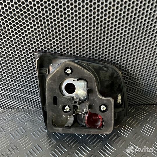 Фонарь задний внутренний правый Volkswagen Touareg