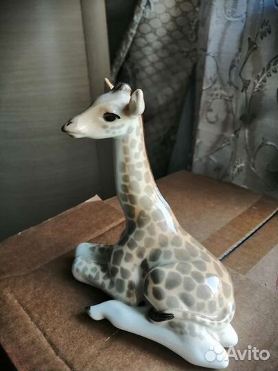 Фарфоровые статуэтки жираф и олень