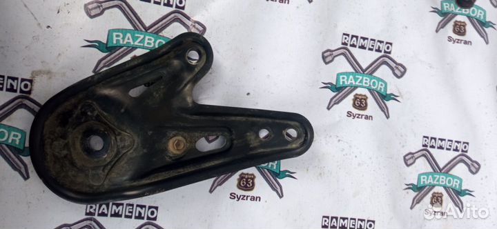 Кронштейн передней балки задний левый Toyota