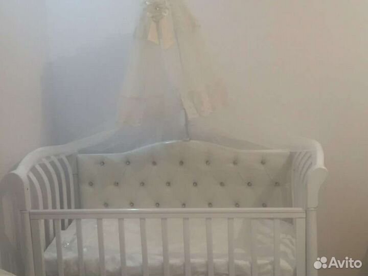 Детская кроватка с продольным маятником