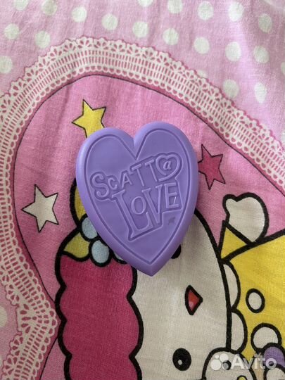 Значок и расческа