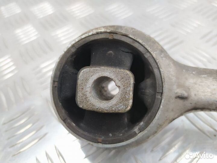 Рычаг передний