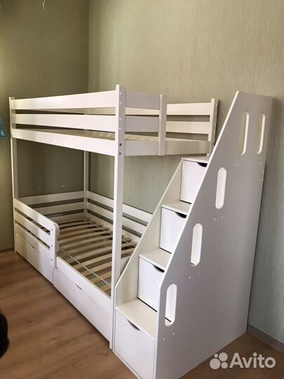 Кровать двухьярусная Август с лестницей комодом