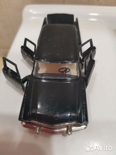 Коллекционная машинка Чайка Газ-13