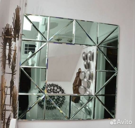 Зеркальное панно в гостиной