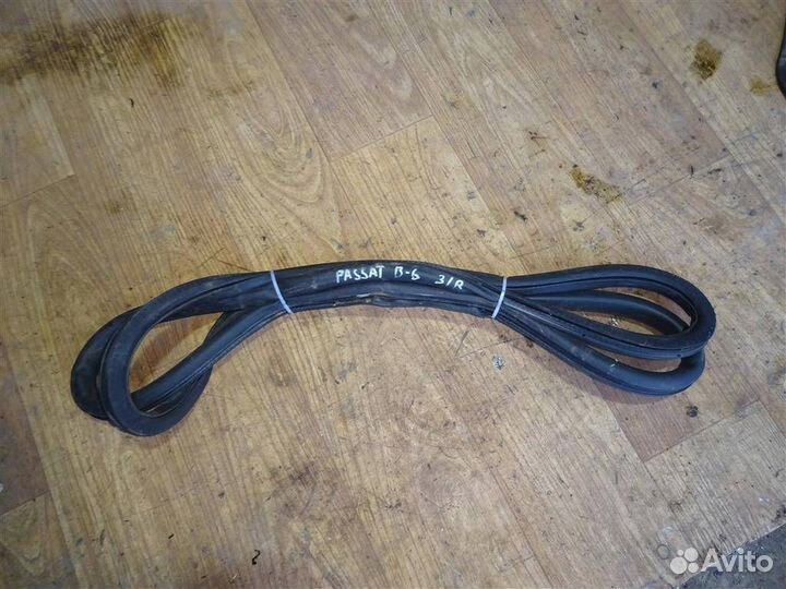 Уплотнитель двери Volkswagen Passat B6 2005-2010