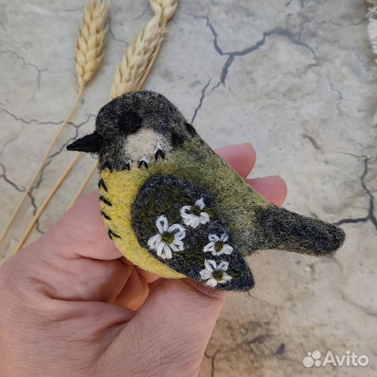 Брошь птичка из шерсти