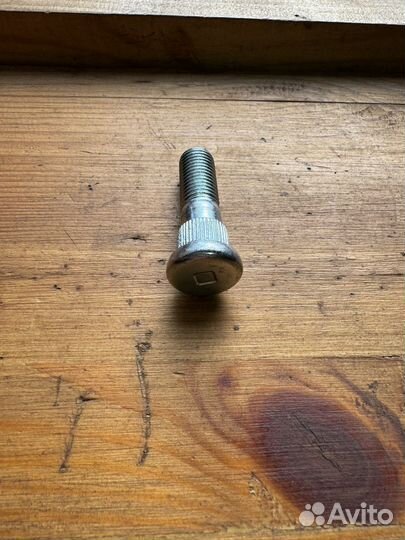 Шпилька ступицы Паджеро 3 4