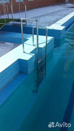 Металлическая лестница для бассейна