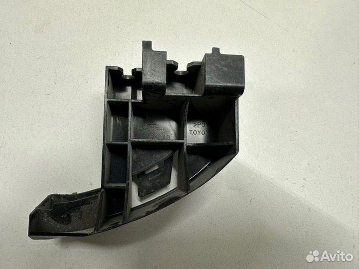 Кронштейн фонаря задний левый Toyota Land-Cruiser