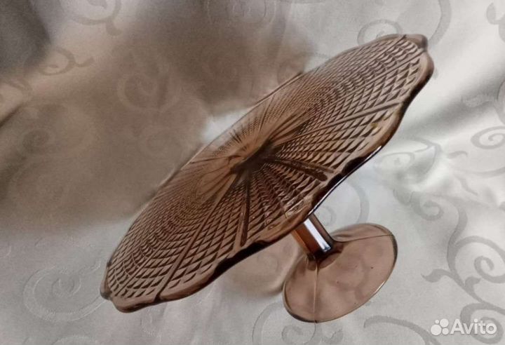 Ваза.Тортница на ножке. Неман, карамельное стекло