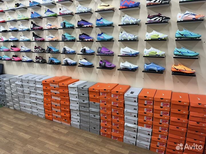 Футбольные бутсы и сороконожки