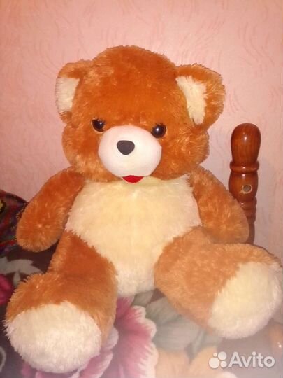 Большой плюшевый медведь