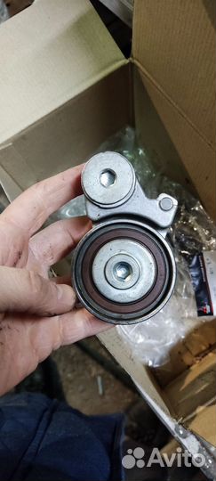 Натяжитель с роликом ремня грм 1145A042