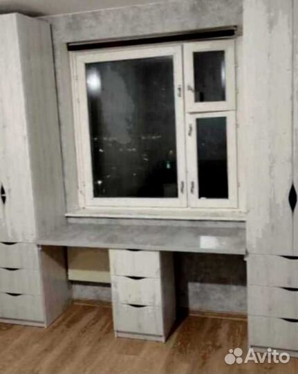 Рабочая зона в углу у окна